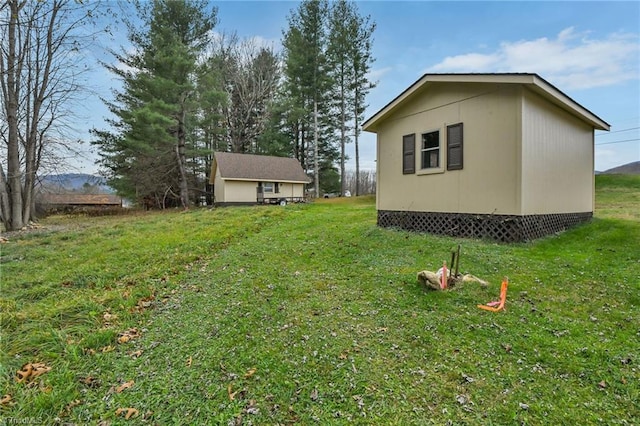 view of yard featuring an outdoor structure