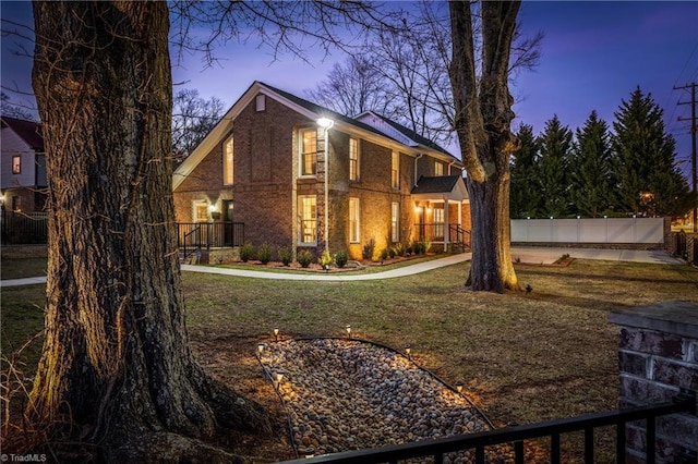 view of front of house featuring a lawn