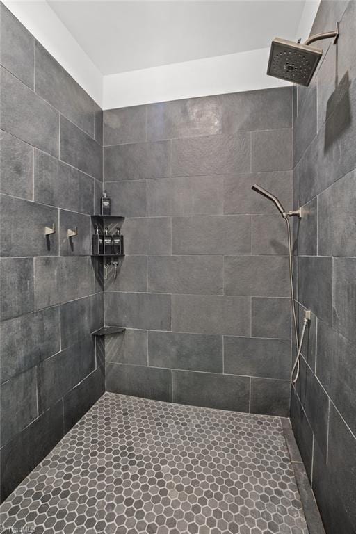 bathroom featuring tiled shower