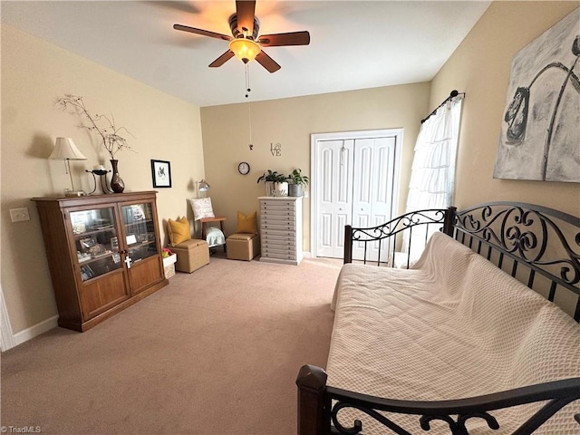 living area with ceiling fan and carpet