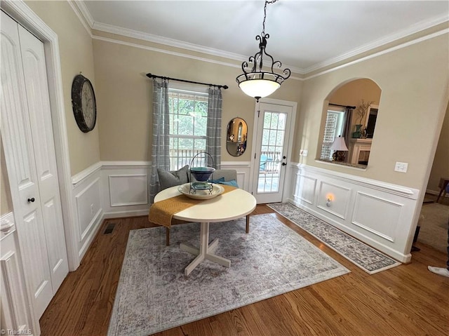 living area featuring dark hardwood / wood-style floors and crown molding