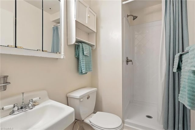 827 Woodcote Dr, Winston-Salem, NC 27107 - bathroom featuring a shower with curtain