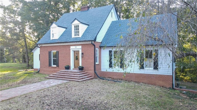 new england style home featuring a front lawn