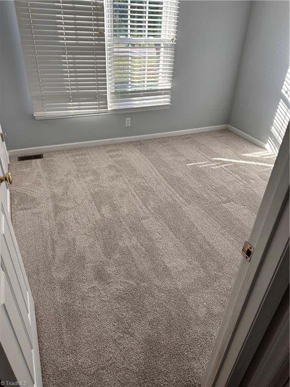 unfurnished room with carpet flooring