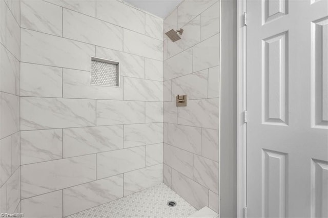 bathroom featuring tiled shower
