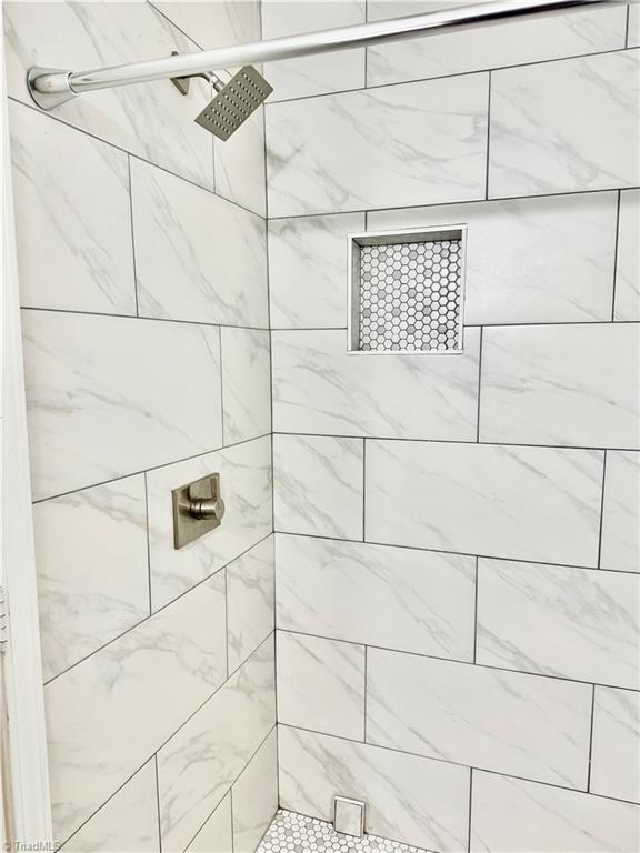 bathroom featuring tiled shower