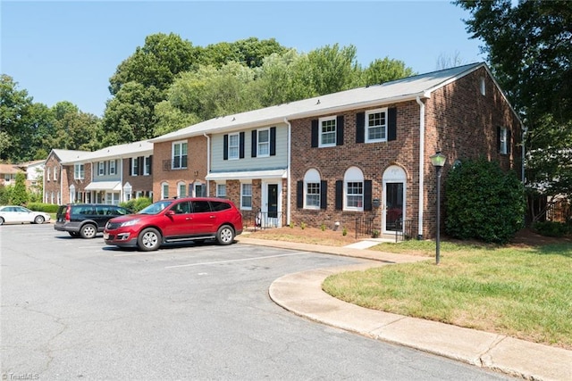 view of front of property featuring a front yard