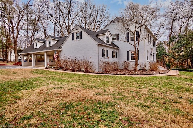 cape cod house featuring a front lawn