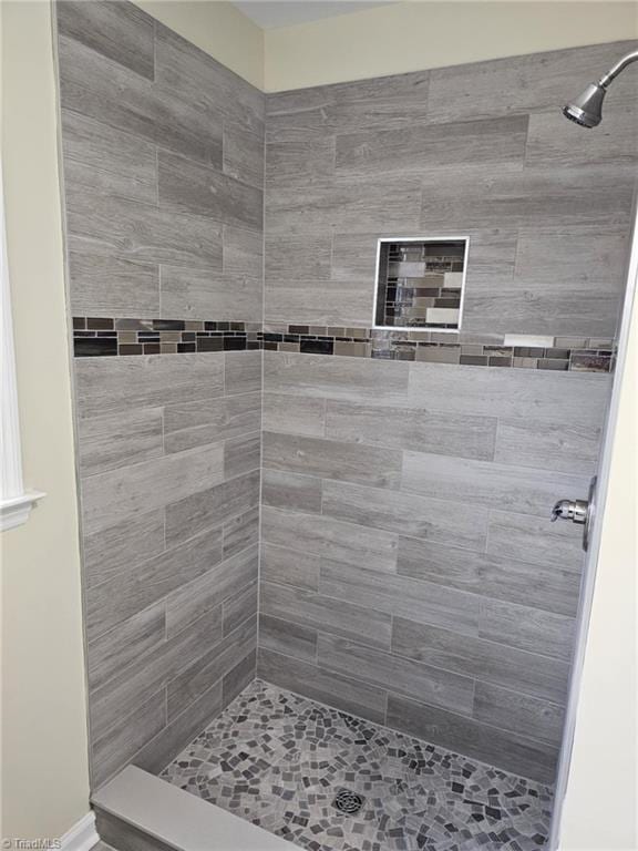 full bath with tiled shower