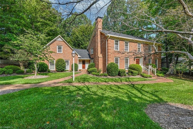 colonial house featuring a front yard