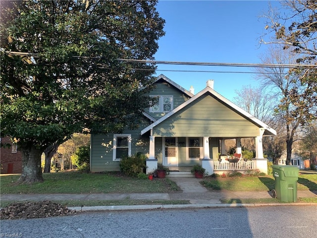 view of front of house featuring a porch and a front yard