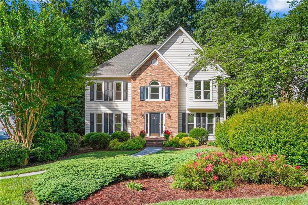6029 Glenacre Dr, Kernersville, NC 27284 - view of front of home featuring brick siding and a front yard