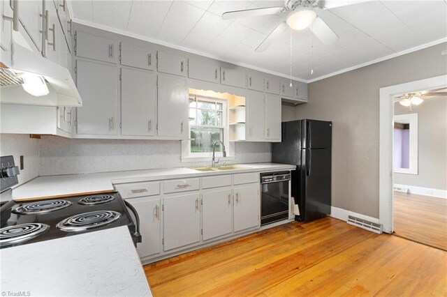 kitchen with a sink, a ceiling fan, crown molding, visible vents, and black appliances