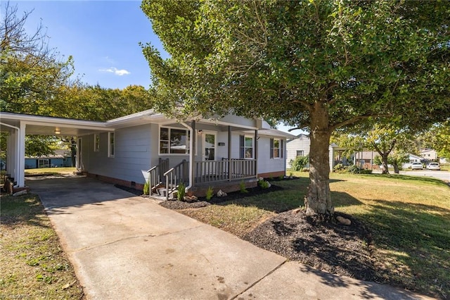 view of front of property featuring a front yard, covered porch, and a carport