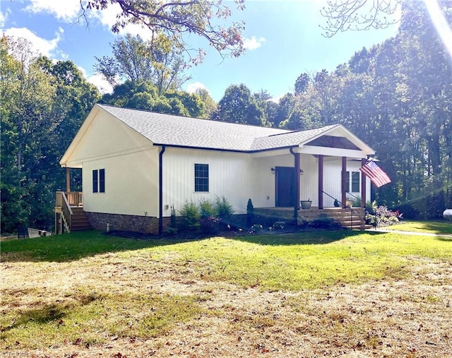 view of front of house featuring a front lawn