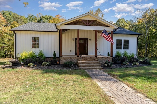 view of front facade featuring covered porch and a front lawn