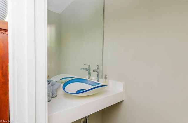 bathroom featuring a sink