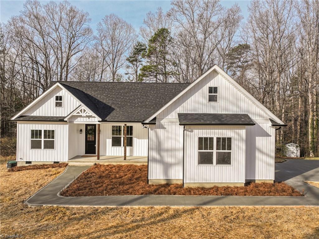 modern farmhouse featuring covered porch