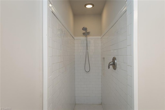 bathroom featuring tiled shower