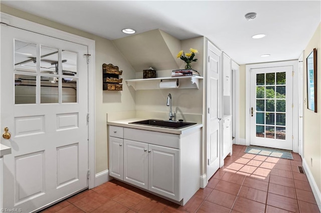 entryway featuring a sink, tile patterned floors, baseboards, and recessed lighting