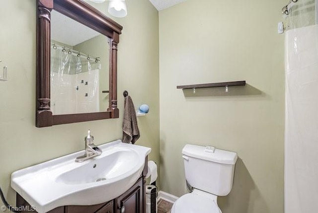 bathroom with a shower with shower curtain, vanity, and toilet