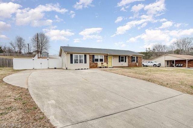 ranch-style house featuring a front lawn