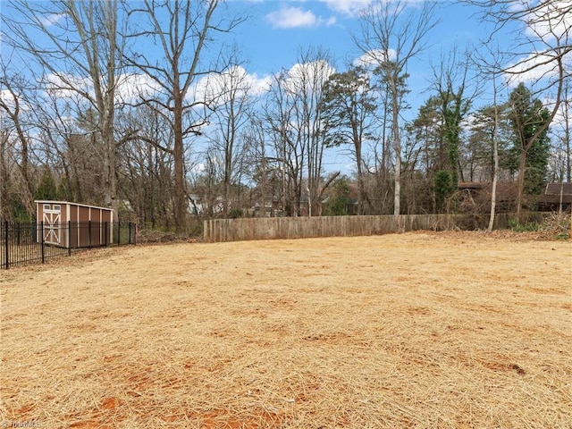 view of yard featuring an outbuilding