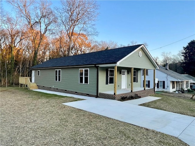 319 E 3rd Ave Extension, Lexington, NC 27292 - view of front of property featuring crawl space, a porch, a shingled roof, and a front yard