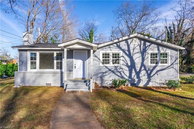 view of front of home featuring a front lawn