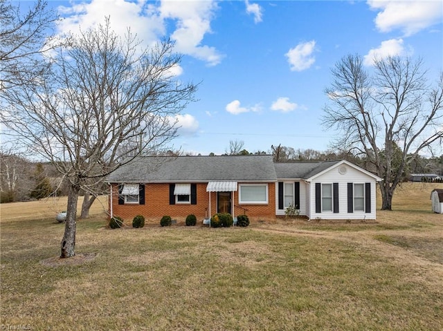 ranch-style house featuring a front yard