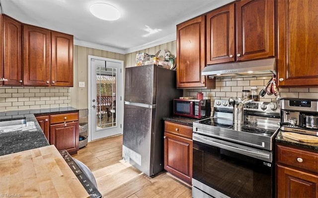3941 Vest Mill Rd, Winston-Salem, NC 27103 - kitchen featuring under cabinet range hood, stainless steel appliances, light wood-style floors, decorative backsplash, and ornamental molding