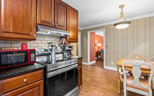 3941 Vest Mill Rd, Winston-Salem, NC 27103 - kitchen with stainless steel electric range oven, under cabinet range hood, decorative backsplash, crown molding, and baseboards