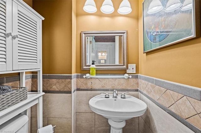 3941 Vest Mill Rd, Winston-Salem, NC 27103 - bathroom featuring tile walls and wainscoting