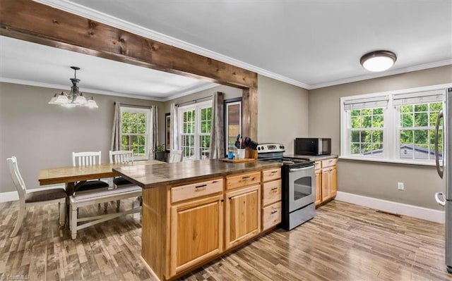 407 Pinedale Dr, Reidsville, NC 27320 - kitchen featuring stainless steel appliances, healthy amount of natural light, dark countertops, light wood-type flooring, and crown molding