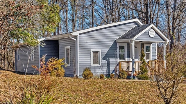 view of front of home with a front lawn