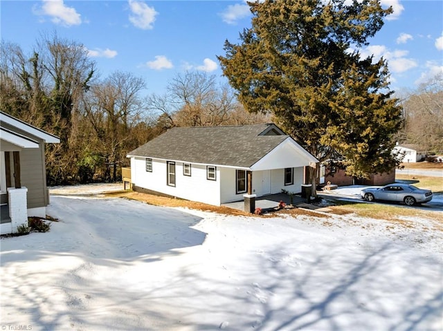 view of front of property featuring a porch