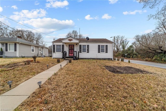 view of front facade with a front yard