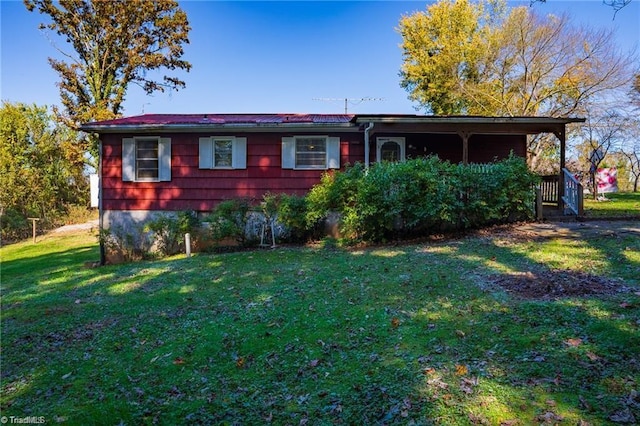 view of front of home with a front lawn