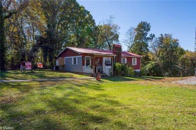 single story home with a front lawn