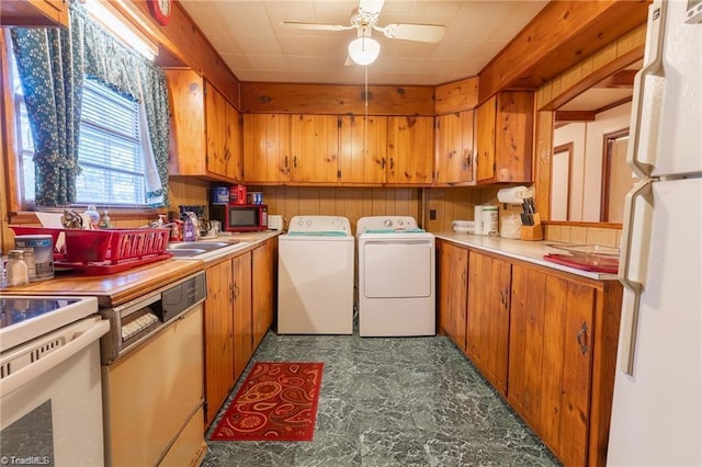 laundry room featuring laundry area, a ceiling fan, a sink, and independent washer and dryer