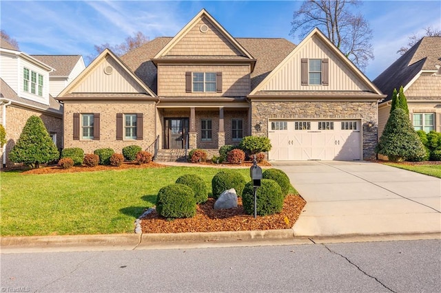 craftsman inspired home featuring a front yard