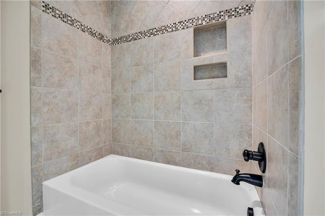 bathroom with tiled shower / bath combo