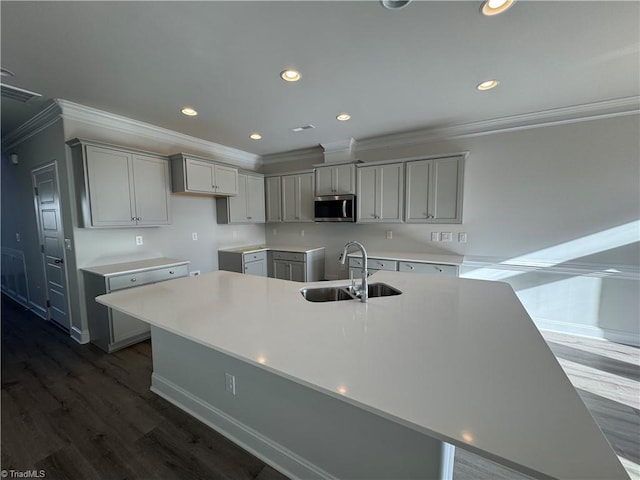 kitchen featuring gray cabinets, sink, and a kitchen island with sink