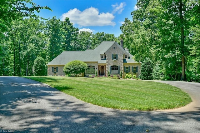 view of front of house featuring a front lawn