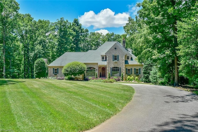 view of front of home featuring a front yard