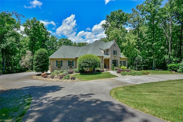 view of front of home featuring a front yard