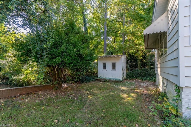 view of yard with a storage shed