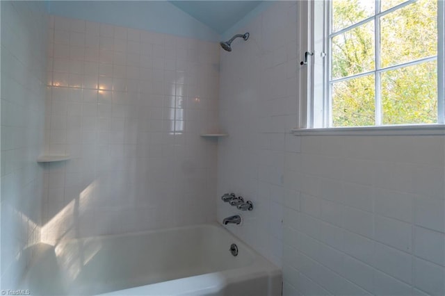 bathroom with tiled shower / bath combo