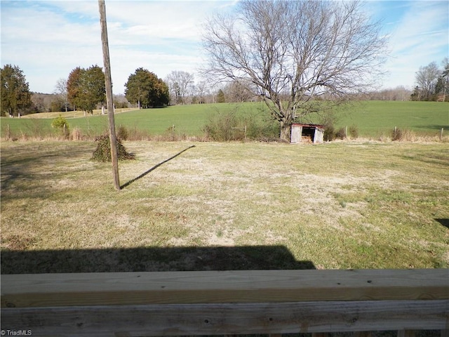 view of yard featuring a rural view