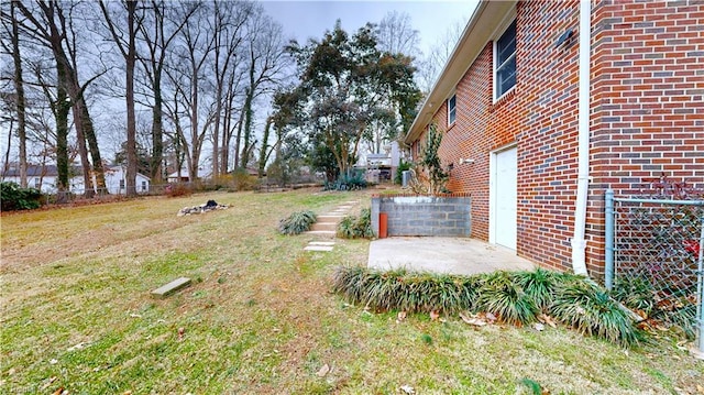 view of yard featuring a patio area